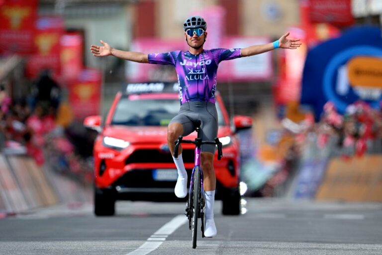 Giro d'Italia: Luke Plapp vinder fase 8 med fantastisk soloangreb, Ulissi snapper Maglia Rosa