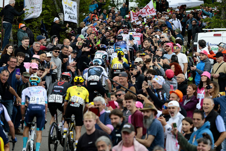 Et cykelprojekt står over for et knasende øjeblik, da UCI beslutter på WorldTour Races i de næste tre år