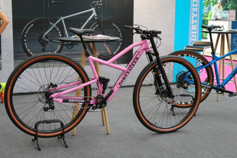 32 “Hjul var store i Eurobike, men ikke som denne 36” fuld ophængscykel