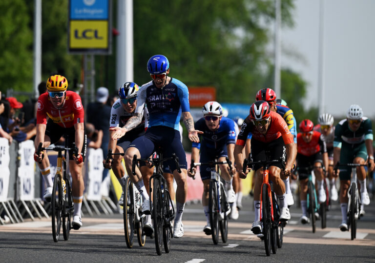 'Jeg er lige blevet bedre og bedre': Jake Stewart Sprints til First WorldTour -sejr på Critérium du Dauphiné Fase Fem