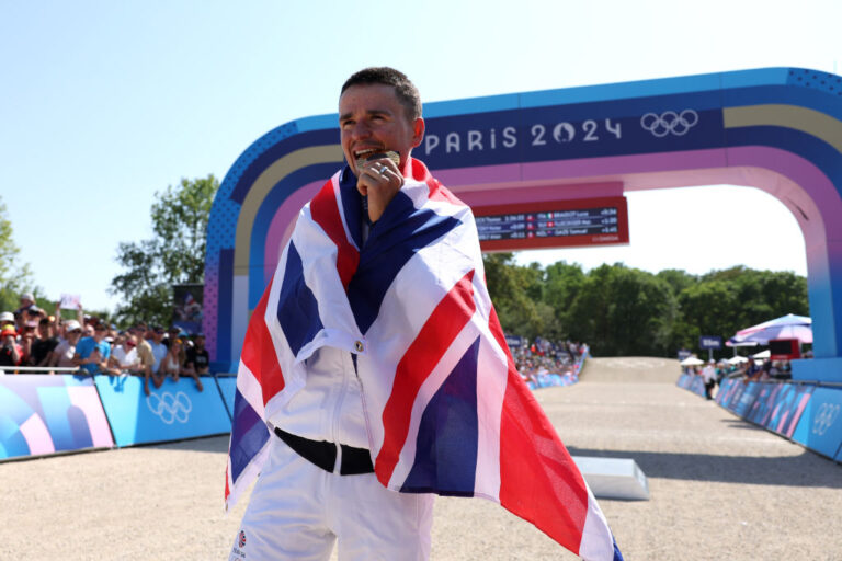Tom Pidcock tildelte OBE National Honor in Wake of Paris Olympics guldmedalje
