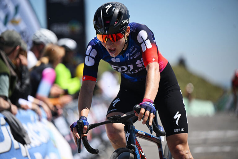 Volta A Catalunya Femenina: Elise Chabbey vinder åbningsstadiet med sent angreb fra tre-rider afbryder