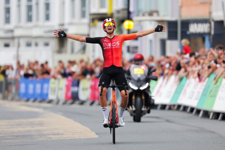 Sam Watson slipper ud til sejren til mænds road race ved britiske nationale mesterskaber
