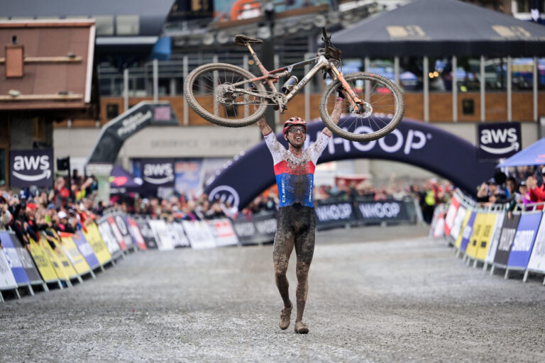 'Jeg ventede i lang tid på dette' – Ondřej Cink hævder MTB World Cup XCO Win i Muddy Leogang, da Puck Pieterse fordobler