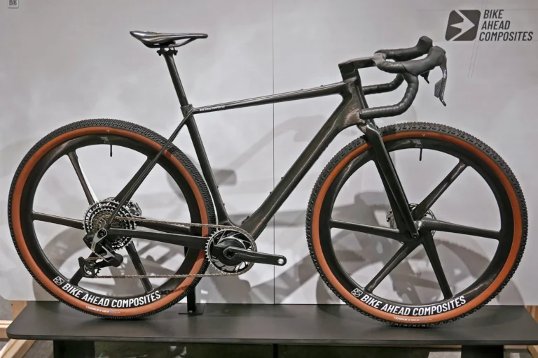 Cykel foran er den superhast 6,8 kg kulstofgruscykel og den ene 7,8 kg XC Dream Build