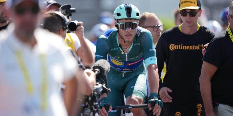 Jonathan Milan vinder, men straffet for at huske Van der Poel