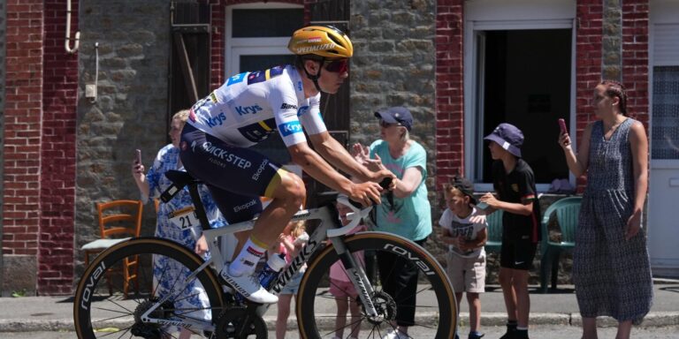 Remco Evenepoel optræder stærkt på mur-de-bretagne