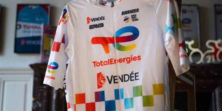 Totenenergies Tour 2025 Tenue Honours Team Manager Bernaudeau