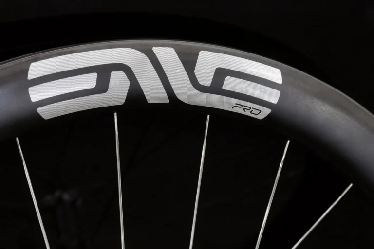 Enve ses 4.5 Pro bygger lettere carbonvej hjul, så tadej er aero, selv når du klatrer