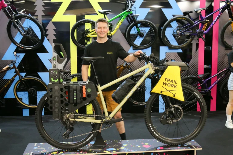 Udenforbrendan Ultimate Trail Builder Bike har motorsavopbevaring og kører på samme batteri!