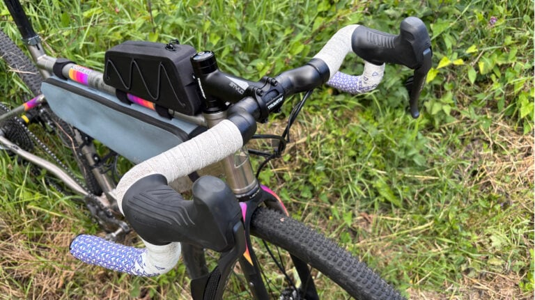 Deda Gera Carbon Gravel Handel Review: Er en kort rækkevidde bar fornuft off-road?