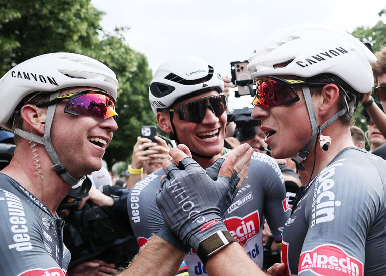 'Min første Tour de France, min første fase og hvad en sejr!' – Kaden Groves og Mathieu van der Poel fejrer som Alpecin-Deceuninck Hit Tour de France Jackpot