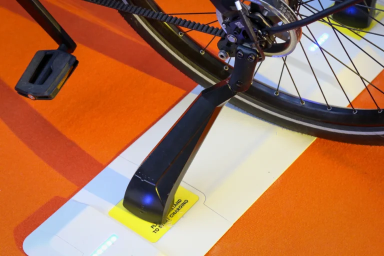 Trådløs magnetisk opladning kommer til ebikes med Tiler kompakte modulære opladningsfliser