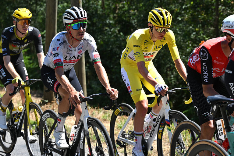 'Jeg har lidt af et brudt ribben, men burde være ok' – João Almeida håber at køre på og hjælpe Tadej Pogačar i Tour de France på trods af højhastighedsulykke