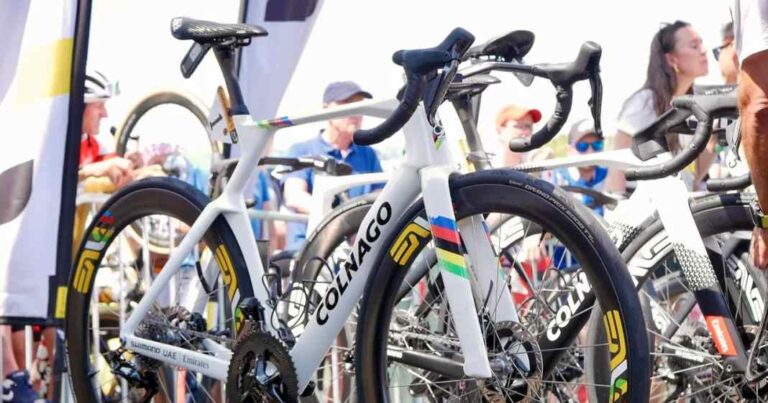 Tadej Pogačar sætter på Colnago Y1RS på Tour de France på V5RS