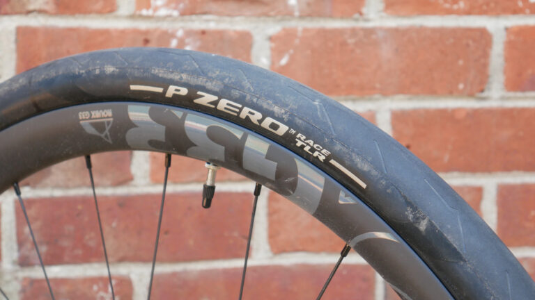 Dækket, der ændrede min mening om semi-slick grusdæk, men ikke på den måde, du måske tænker på. Pirelli P-Zero Race TLR 40, gennemgået endelig