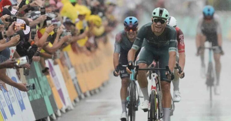 Tour de France – Sprinter Bauhaus slipper ud af efterårskaos – Milan vinder