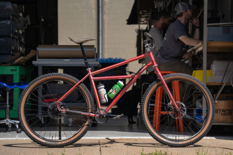 Esker Solitaire handler med glat begrænset udgave Klunker-stil stål mountainbike