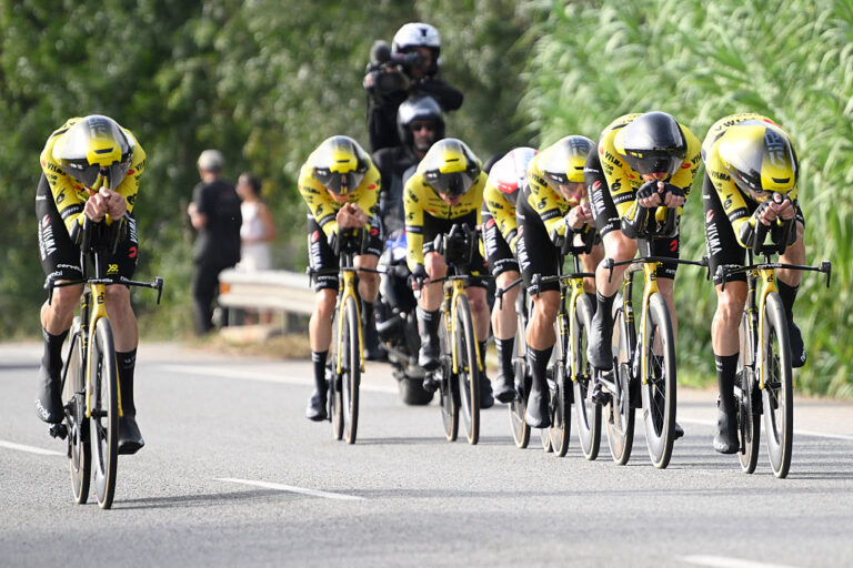 'Torsdag er den første ordentlige hårde fase' – Jonas Vingegaard ser frem til bjerge efter at have genvundet Vuelta en España -føring i teamtidsforsøg