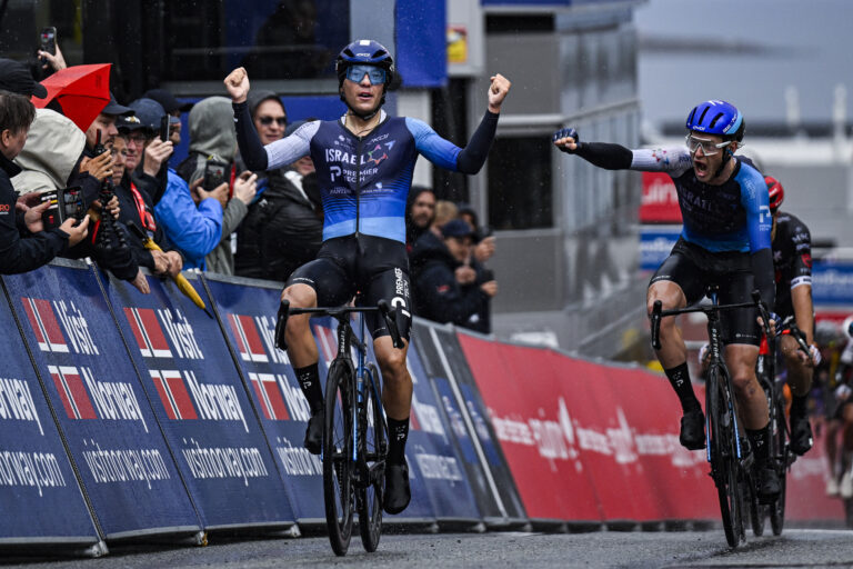 Arctic Race of Norge fase 1: Israel-Premier Tech Sprint til 1-2, da Corbin Strong vinder regn-gennemvædet race i Harstad
