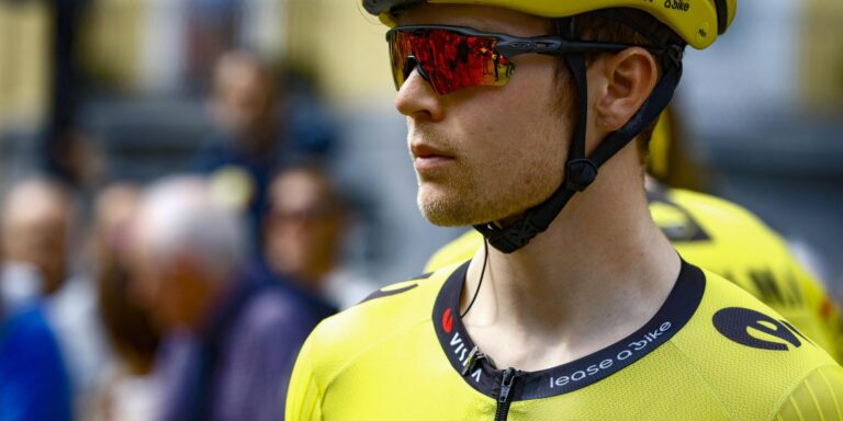Axel Zingle når finish efter Bizarre Day i Vuelta med forstyrret skulder og stjålet cykel