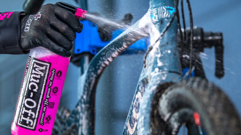 MUC-Off Summer Sale har 25% rabat på alt, inklusive dets stealthy Apple Airtag-indehaver og helt nye mobile trykskive-tag en slim-off-aftale, mens du kan