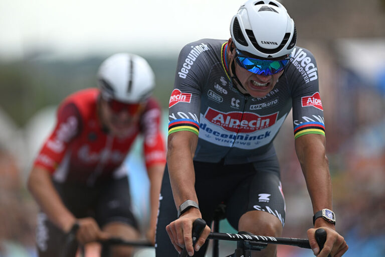 Renewi Tour: Mathieu van der Poel Powers Past Arnaud de Lie for at vinde fase 3 på brostensbelægningerne