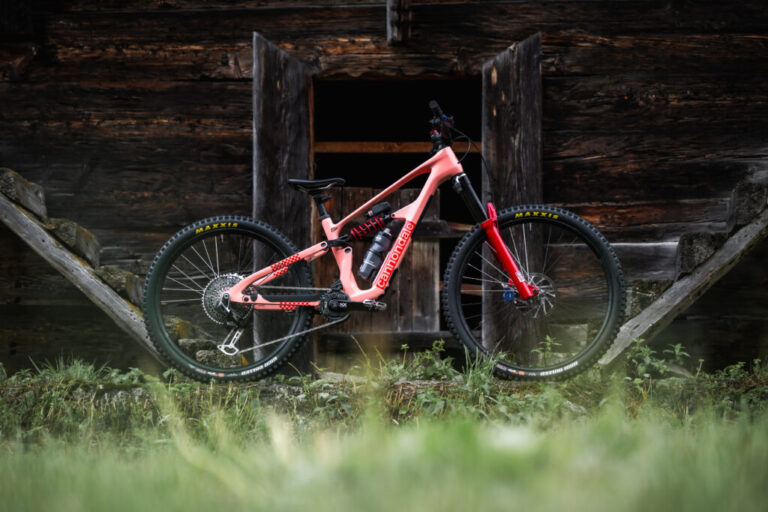 Enduro World Cup 2025-Aletsch Arena: 7 Race Cykler fra Pit Lane