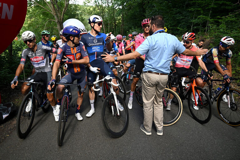 'Bare en fejltagelse, det er virkelig uheldig' – tumultøse scener på Tour de Pologne, da de store nedbrud tvinger delvis neutralisering af dronningstadiet