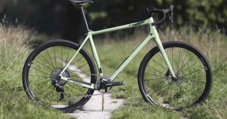 Pivot Vault Team Force XPLR AXS: Carbon Grave Bike i testen