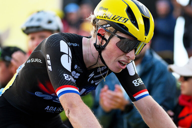 'Mine ben var lige færdige i dag' – Demi Vollering revner og mister tre minutter på afgørende turné de France Femmes scene op Col de la Madeleine