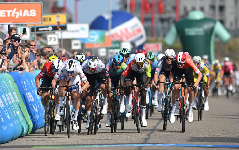 Renewi Tour fase 1: Tim Merlier hurtigst i Bunch Kick for at vinde åbningssprint og tage lederens trøje