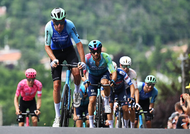 Visma-lease Et cykelskilt Bruno Armirail, Cattaneo slutter sig til Remco Evenepoel i flytning til Red Bull-Bora-Hansgrohe