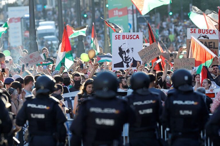 Øjenvidne: Ødelede barrikader, fakler og politilinjer – den udfoldede uro, der stoppede Vuelta en España, der nåede den sidste målstregning i Madrid