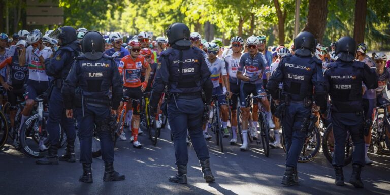 UCI fra kritik af den spanske regering efter kaotisk Vuelta 2025