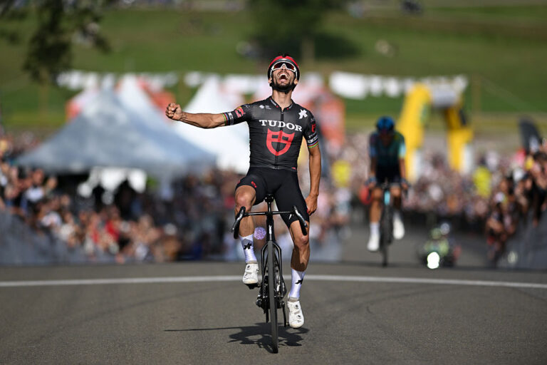 Grand Prix Cycliste de Québec: Julian Alaphilippe Storms til hårdkæmpet solo-sejr med sen-race-angreb på udbrud