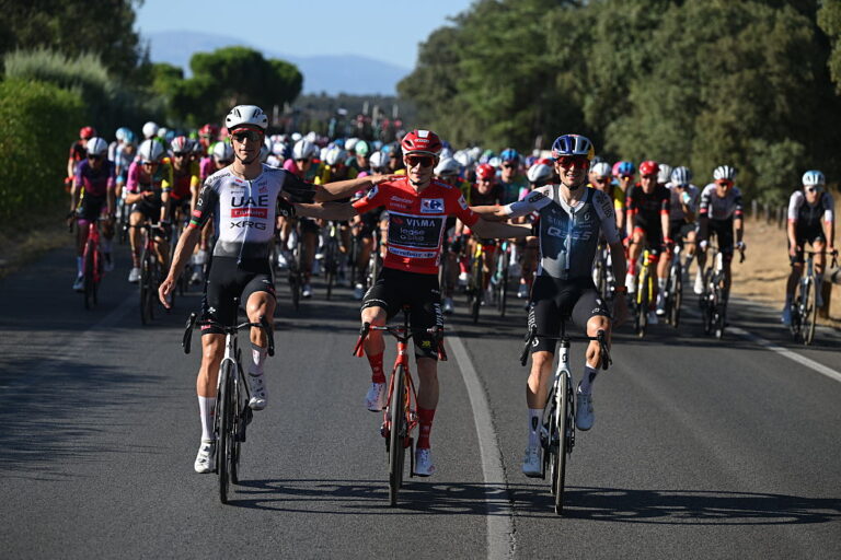 En improviseret parkeringsplads podium til Vuelta en España med drikkøler som trin og podiumpooches
