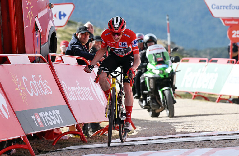 Jonas Vingegaard soloer til sejr på Bola del Mundo Summit og alle undtagen forsegle sin første Vuelta -titel