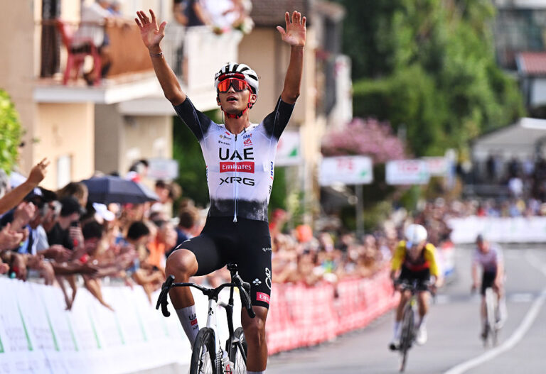 Coppa Sabatini: Isaac Del Toro bølger fra tre-rider afbryder på op ad bakke i Peccioli for sejr