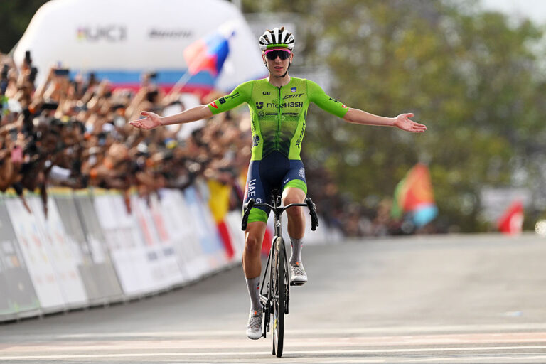 Verdensmesterskaber for vej: Ustoppelige Tadej Pogačar sæler på hinanden følgende mænds road race -sejre efter 66 km solo -pause