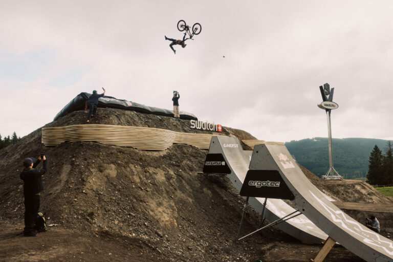 Swatch Nines MTB 2025: Erik Fedko springer dobbelt backflip Nohander til Barspin