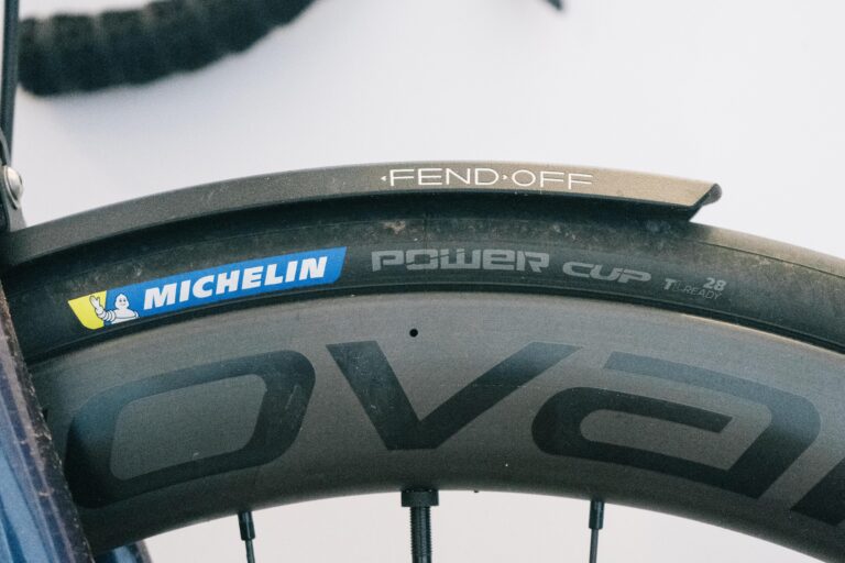 Michelin Power Cup er vores bedste budgetdækvalg, men i virkeligheden har det det, der skal til for at udfordre til det bedste samlede vejdæk – endnu mere nu med 30% rabat
