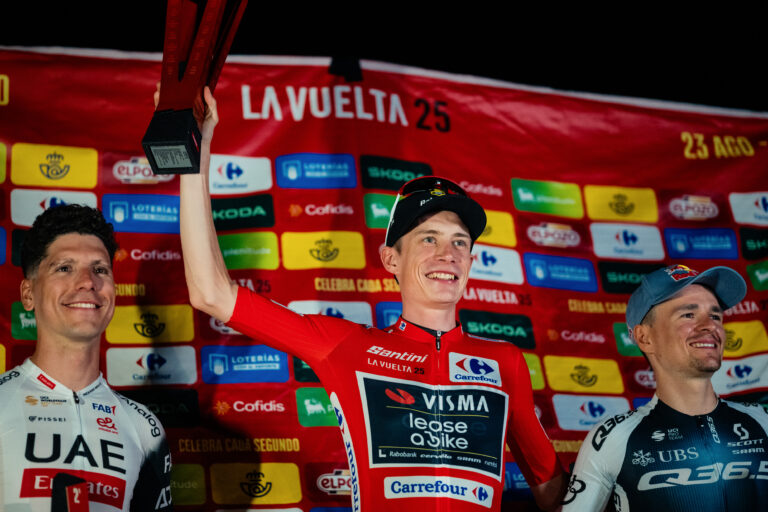 'Det er en skam, at et sådant øjeblik af evigheden blev taget fra os' – Jonas Vingegaard sætter sig til improviseret Vuelta en España Podium -fejring