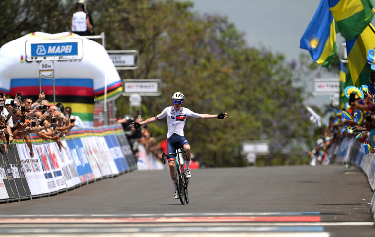 Road World Championships: Harry Hudson fra Storbritannien tager spektakulær solo -sejr i mænds junior road race