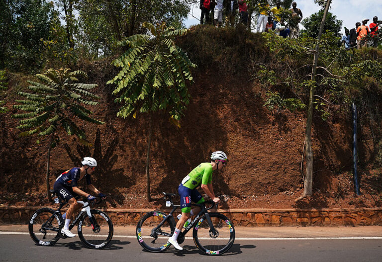 'Det var en lang vej at gå' – Ayuso, del Toro faldt fra Tadej Pogačars vindende udbrud på Rwanda Worlds