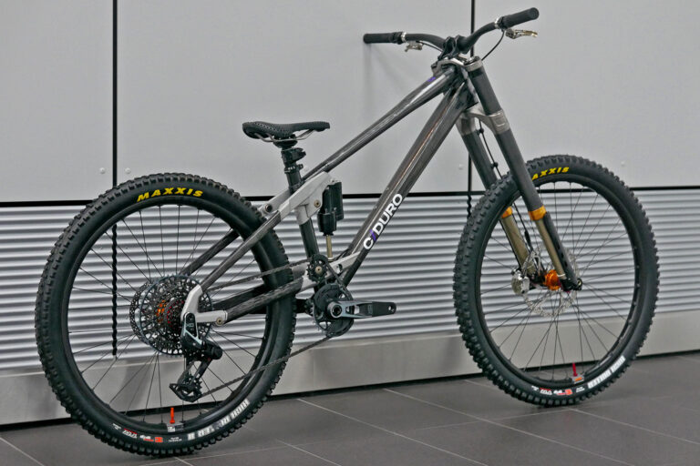 CDuro High Pivot Gen2 Enduro Bike Prototype er navngivet Šemík og er klar til at hoppe ud af en klippe!