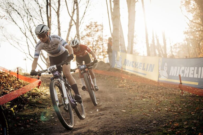 Evie Richards Seals 2025 Mountain Bike World Cup Short Track samlet som Rissveds og Martin tager sidste runde i Mont-Saintte-Anne