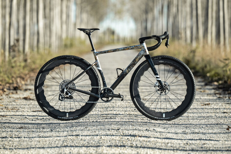 Officine Mattio Bisalta er en letvægts Aero Carbon Gravel Bike, helt lavet i Italien