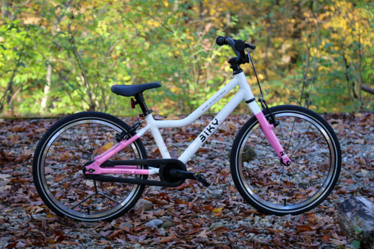 Biky Air 20 kan være den letteste 20″ børnecykler bygget med smart smal Q-faktor