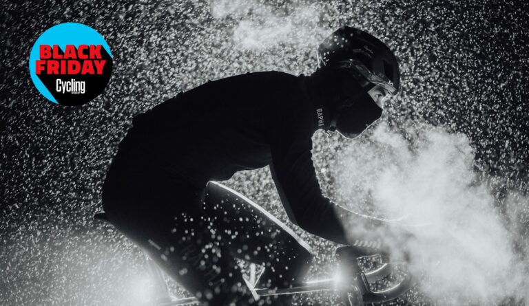 Jeg købte denne Rapha Classic-trøje for 17 år siden, jeg elsker den stadig, og merinoen er fantastisk – du kan købe den samme på denne Black Friday-deal med 25% rabat, og du skal simpelthen